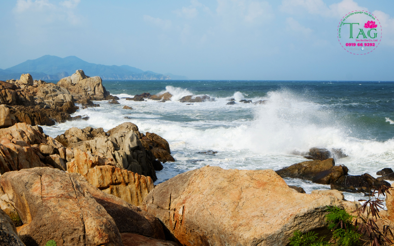 Dọc bờ biển của tỉnh Phú Yên có đến hàng chục bãi tắm thơ mộng trên bờ cát trắng.