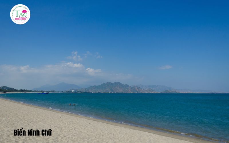 Biển Ninh Chữ- Với bờ cát trắng trải dài, biển xanh